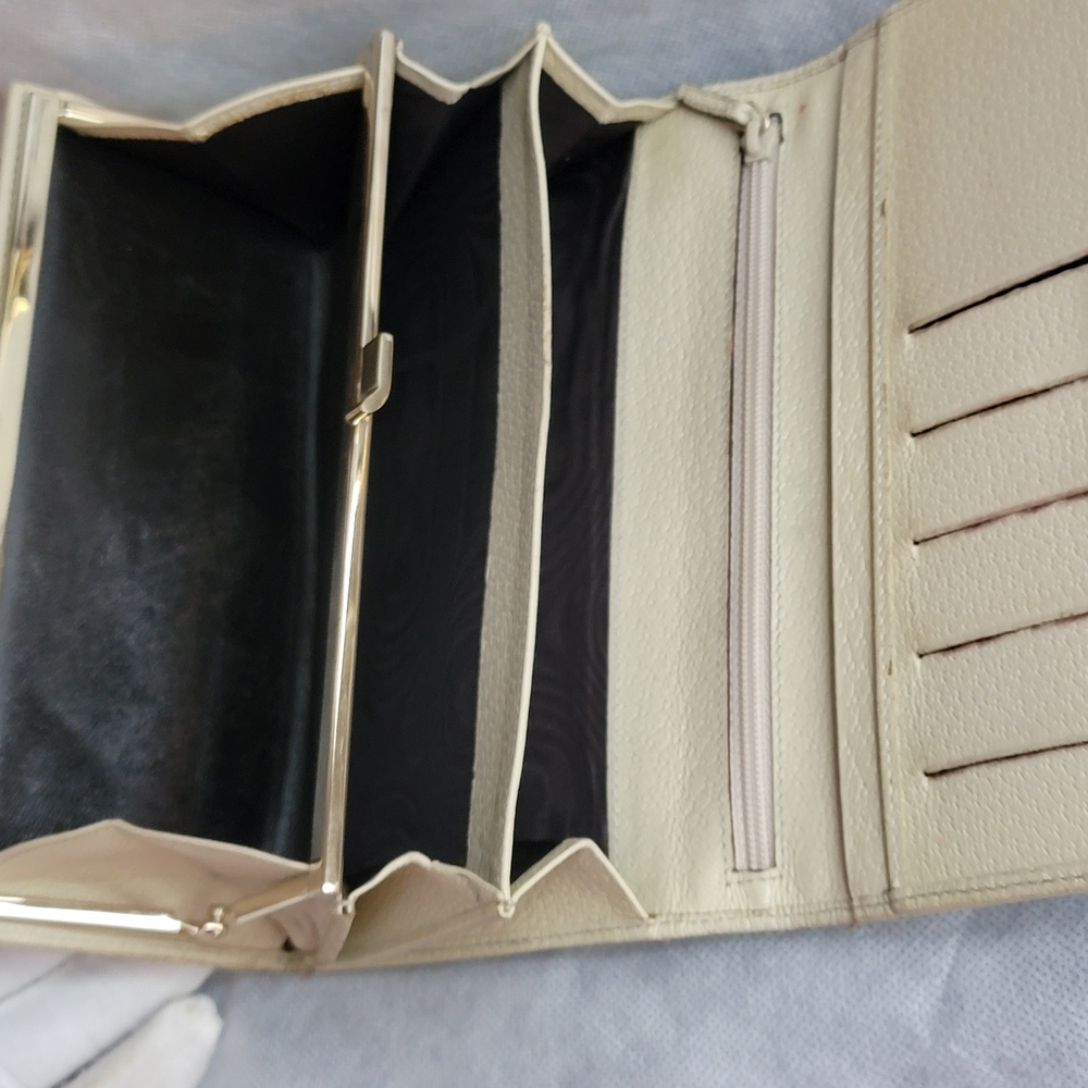 Gucci Tan Monogram Clutch With Kiss Lock - Picture 7 of 15